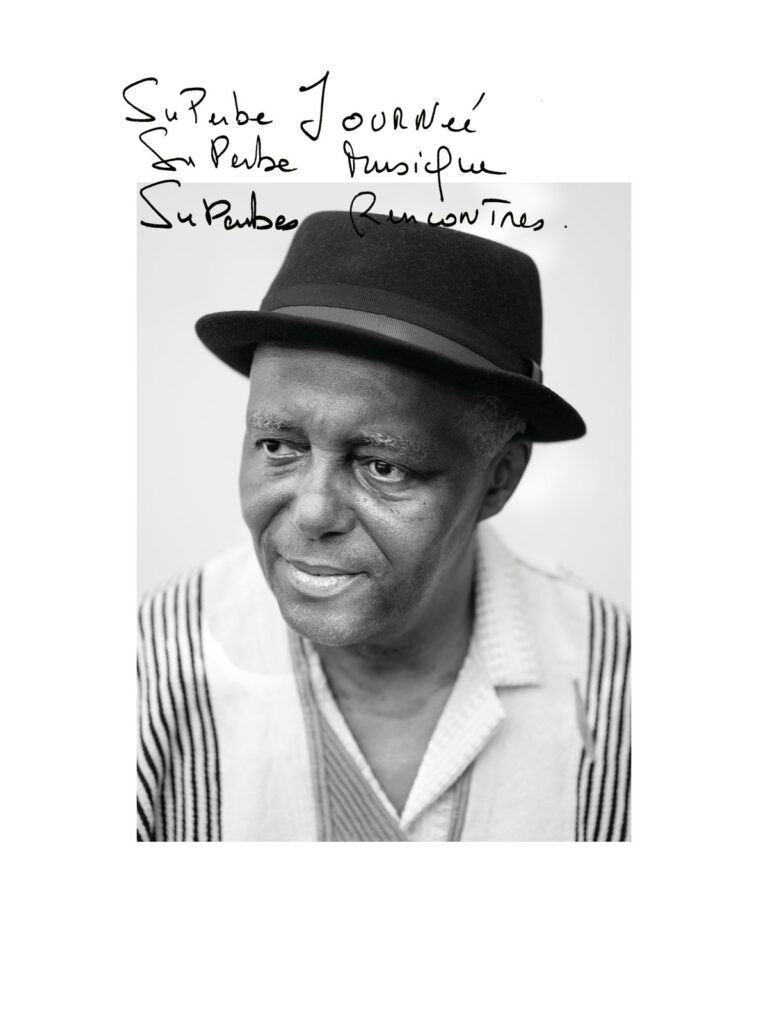 صورة شخصية لـ Alioune Agbo بعدسة جورجيا. الجملة المكتوبة باليد: «Superbe journée, superbe musique, superbes rencontres.»