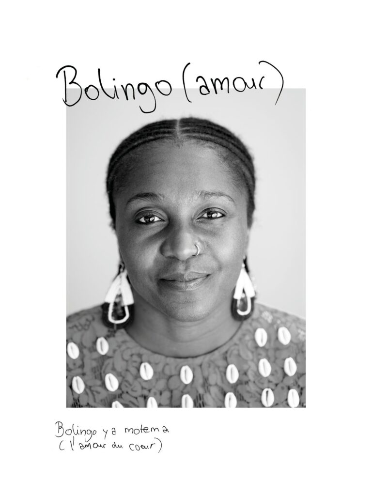 صورة شخصية لـ Daniska Tampise Klebo بعدسة جورجيا. الجملة المكتوبة باليد: «Bolingo (amour). Bolingo ya motema (l’amour du cœur).»