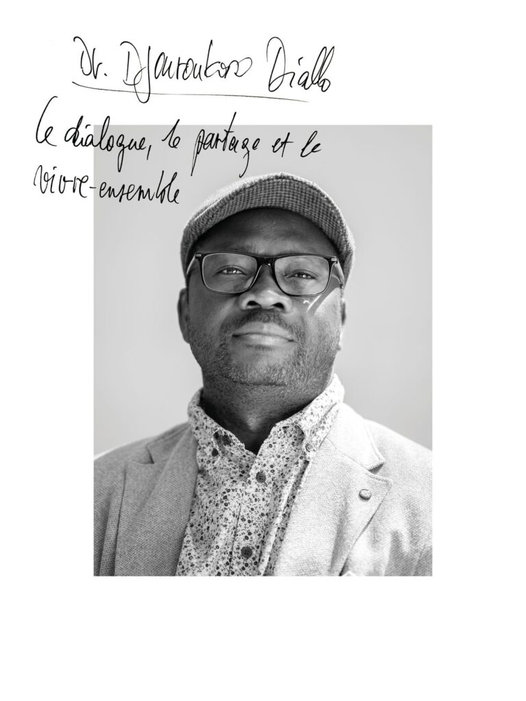 صورة شخصية لـ  بعدسة جورجيا. الجملة المكتوبة باليد: «Le dialogue, le partage et le vivre-ensemble.»