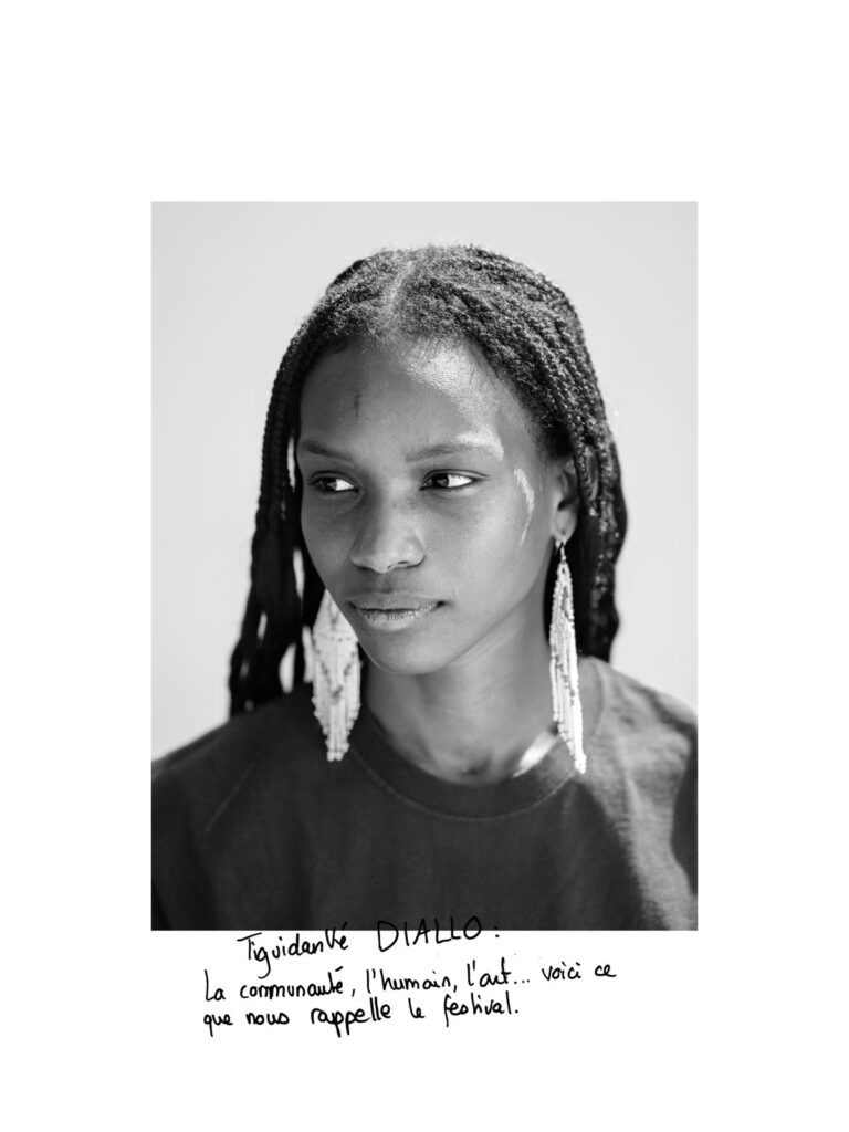 صورة شخصية لـ  بعدسة جورجيا. الجملة المكتوبة باليد: «La communauté, l’humain, l’art… voici ce que nous rappelle le festival.»