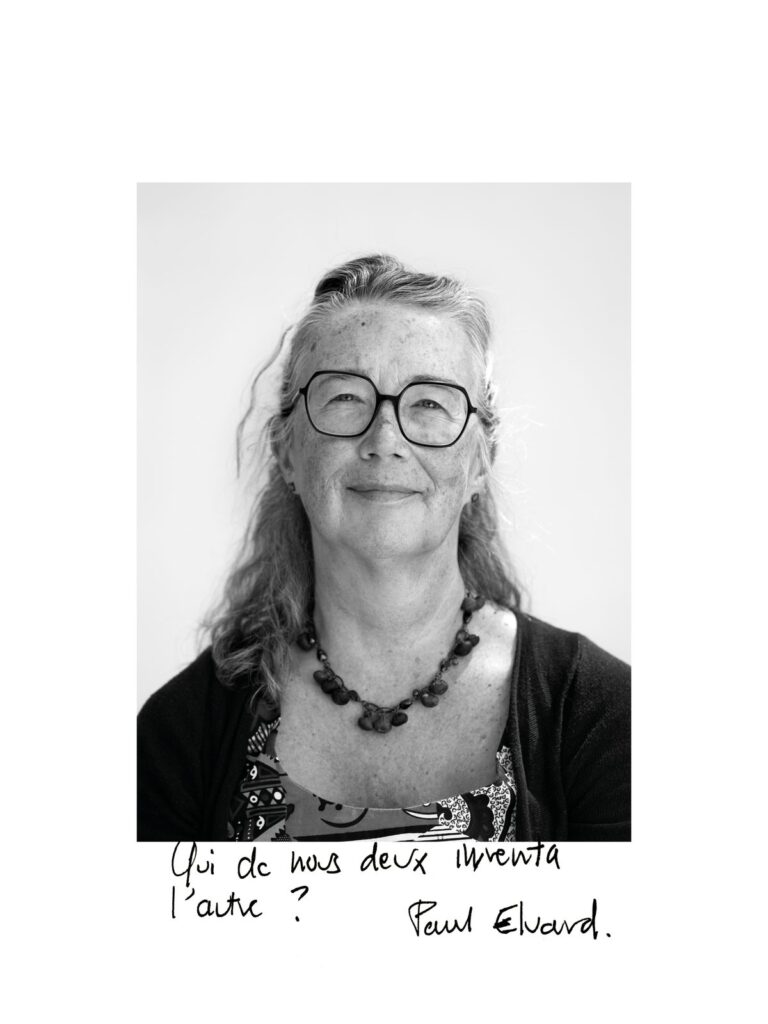 صورة شخصية لـ Christine Le Quellec Cottier بعدسة جورجيا. الجملة المكتوبة باليد: «« Qui de nous deux inventa l’autre ? » Paul Éluard»