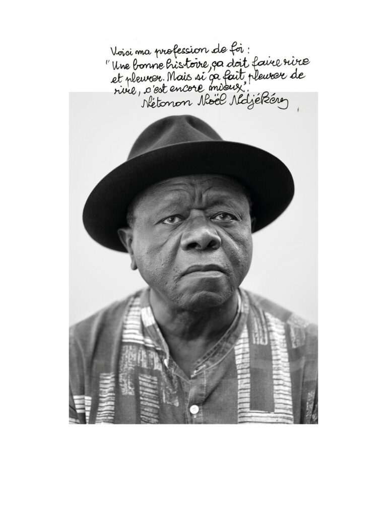 صورة شخصية لـ Nétonon Noël Ndjékéry بعدسة جورجيا. الجملة المكتوبة باليد: «Voici ma profession de foi : « Une bonne histoire, ça doit faire rire et pleurer. Mais si ça fait pleurer de rire, c’est encore mieux. »»