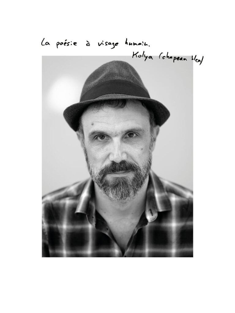 صورة شخصية لـ  بعدسة جورجيا. الجملة المكتوبة باليد: «La poésie à visage humain.»