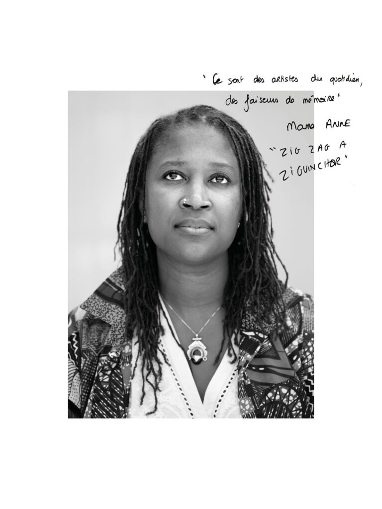 صورة شخصية لـ Mama Anne بعدسة جورجيا. الجملة المكتوبة باليد: «« Ce sont des artistes du quotidien, des faiseurs de mémoire. » — Mama Anne, « Zigzag à Ziguinchor »»