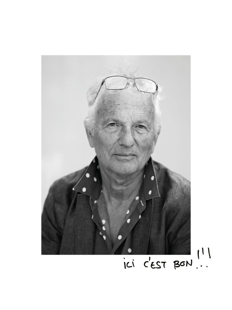 صورة شخصية لـ François Burland بعدسة جورجيا. الجملة المكتوبة باليد: «Ici c’est bon !!!…»