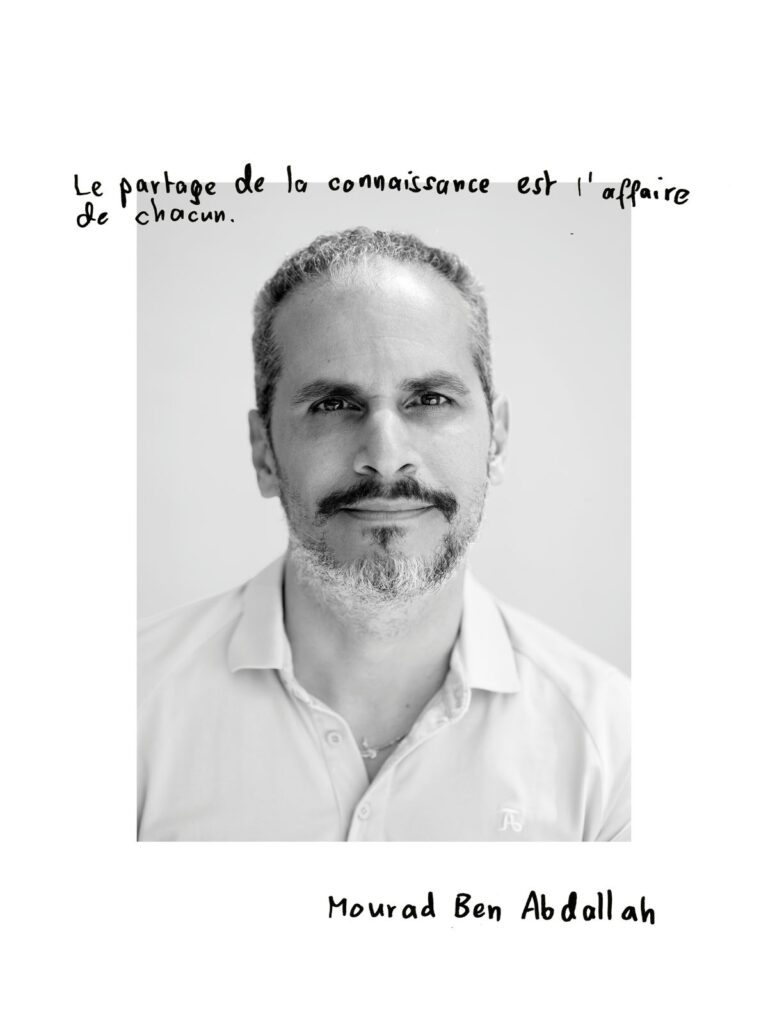 صورة شخصية لـ  بعدسة جورجيا. الجملة المكتوبة باليد: «Le partage de la connaissance est l’affaire de chacun.»