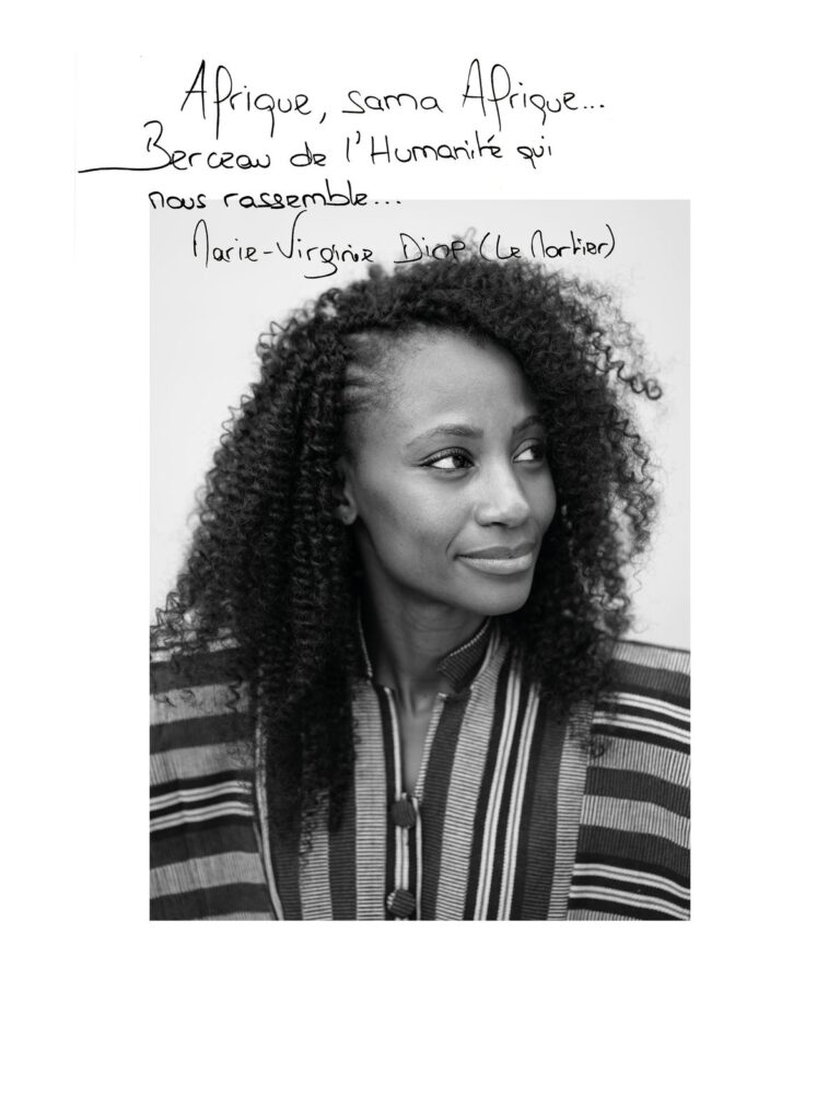 صورة شخصية لـ Marie-Virginie Diop بعدسة جورجيا. الجملة المكتوبة باليد: «Afrique, sama Afrique… Berceau de l’Humanité qui nous rassemble…»